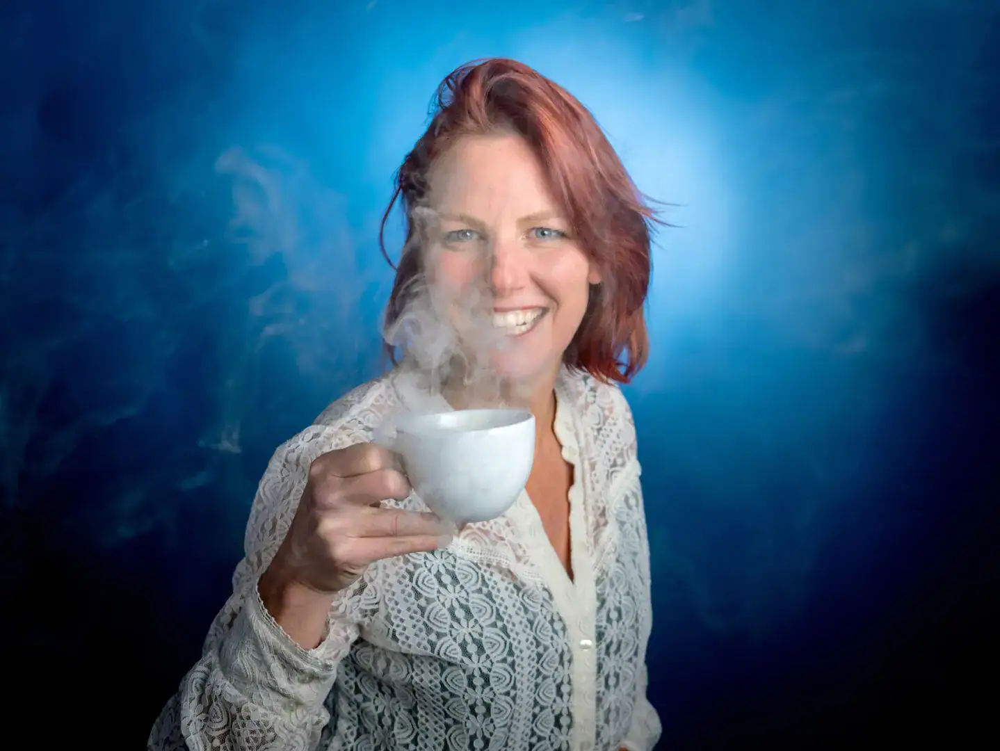 Foto Met Rook Linda met een blauwe achtergrond