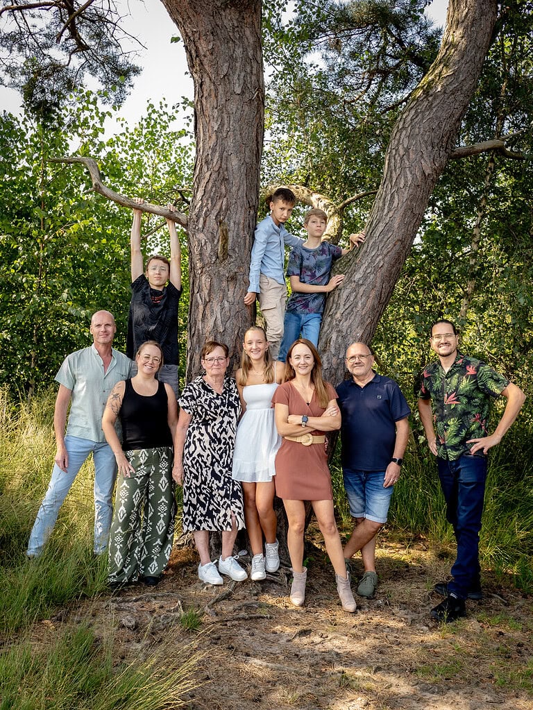 Portretfoto van Linda Verweij zakelijk linkedinn foto portretfotografie gezinsfotografie hatertse vennen wijchense vennen wychense wychen bos natuur shoot
