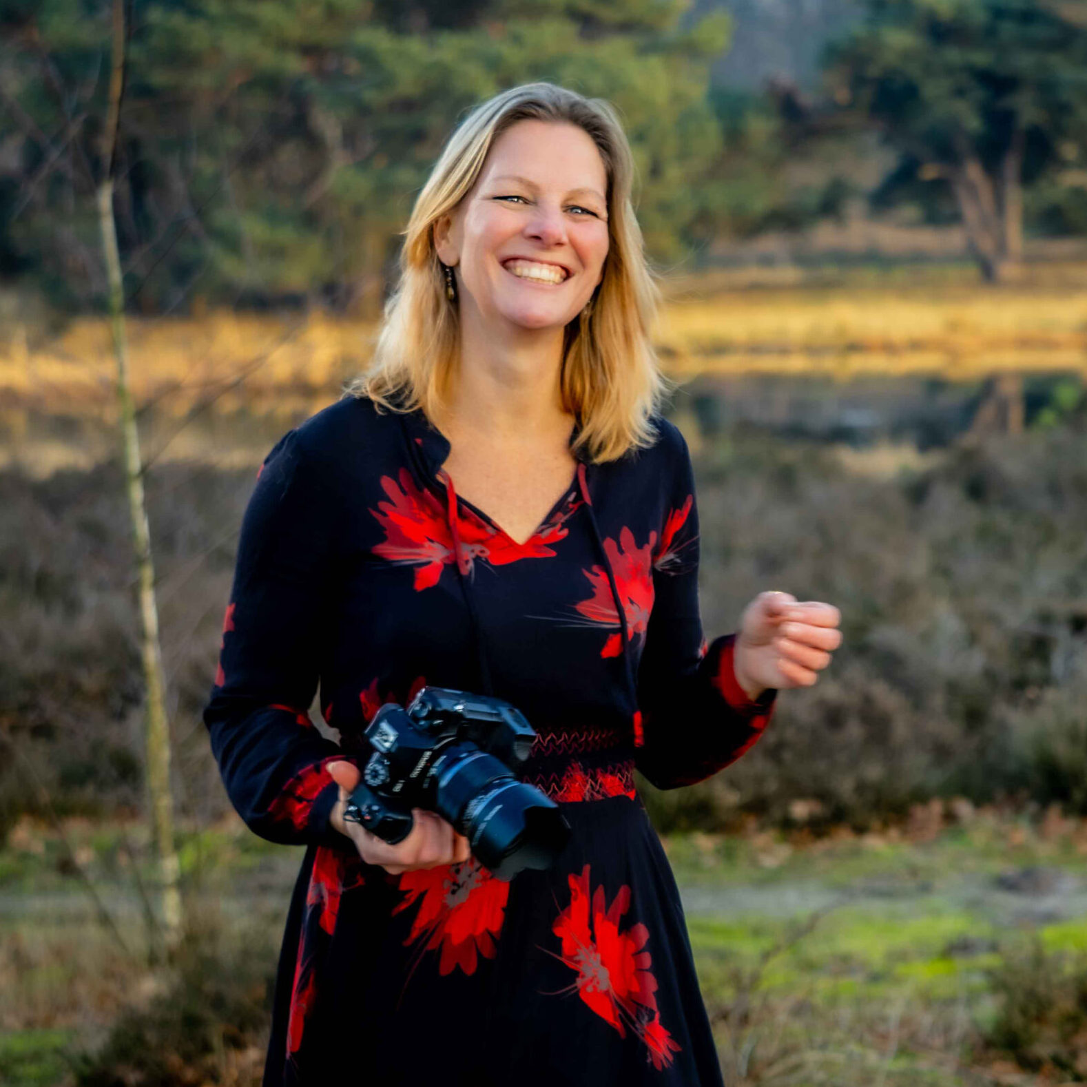 Fotograferen met je telefoon Wil je mooie foto’s maken met je telefoon? In deze cursus smartphone fotografie leer je werken met licht, compositie en sfeer aan de hand van praktische opdrachten. Voor alle niveaus. Dit leer je in de cursus: Creëer krachtige beelden met de juiste compositie - Leer hoe je de mooiste beeldopbouw kiest zodat je foto’s direct de aandacht grijpen. Speel met licht en sfeer - Ontdek hoe je het mooiste licht gebruikt om diepte, emotie en sfeer in je foto’s te brengen. Maak foto’s met focus en interactie - Leer hoe je scherpe beelden maakt en hoe je de mooiste interactie vastlegt, zodat je foto’s natuurlijk en levendig worden. Kies de perfecte achtergrond en context - Ontwikkel een gevoel voor de juiste achtergrond en omgeving, zodat je onderwerp altijd optimaal tot zijn recht komt. workshop fotografie telefoon smartphone sarttelefoon leren fotograferen met je telefoon bruisende fotoclub