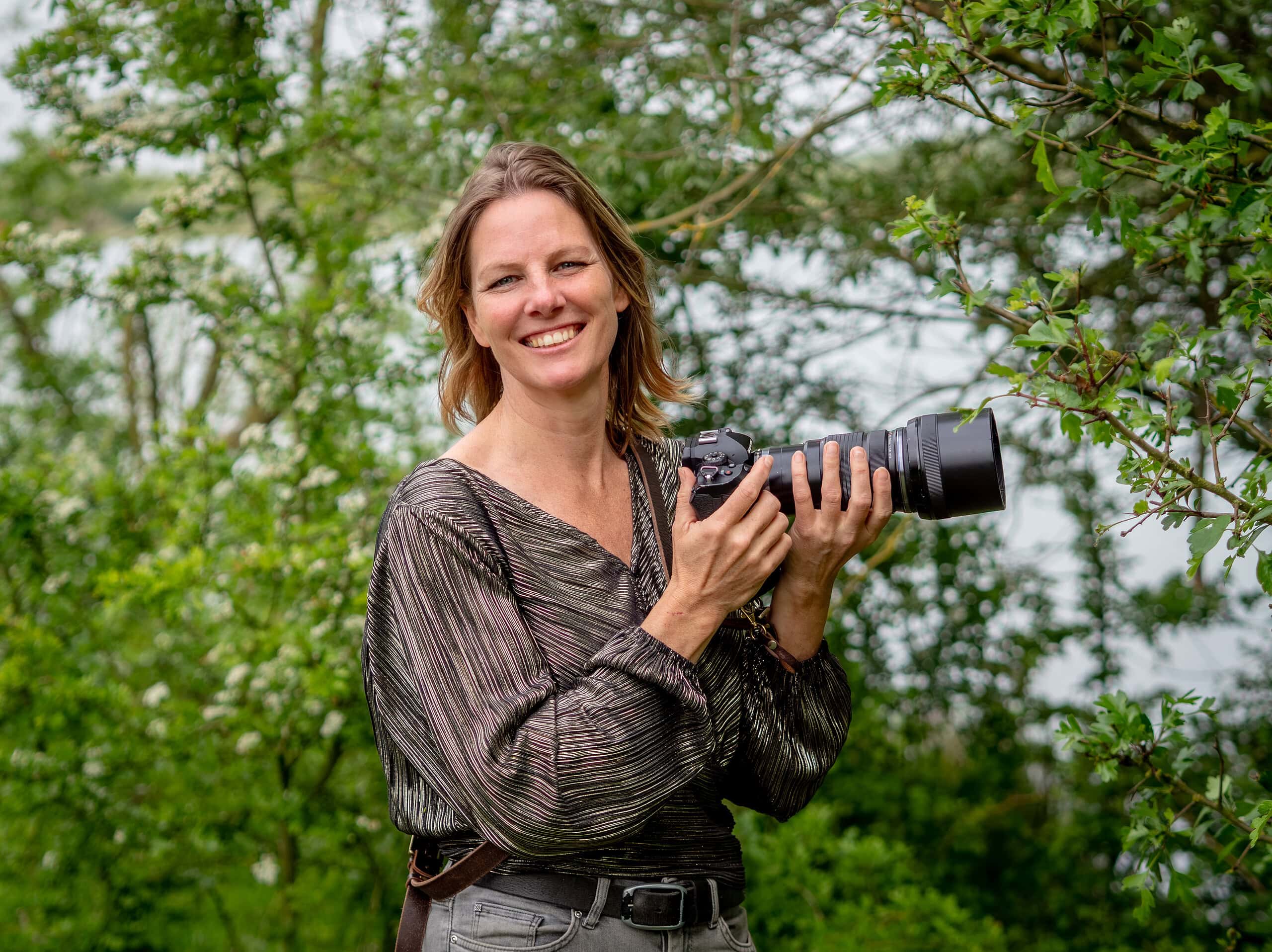 Fotograferen met je telefoon Wil je mooie foto’s maken met je telefoon? In deze cursus smartphone fotografie leer je werken met licht, compositie en sfeer aan de hand van praktische opdrachten. Voor alle niveaus. Dit leer je in de cursus: Creëer krachtige beelden met de juiste compositie - Leer hoe je de mooiste beeldopbouw kiest zodat je foto’s direct de aandacht grijpen. Speel met licht en sfeer - Ontdek hoe je het mooiste licht gebruikt om diepte, emotie en sfeer in je foto’s te brengen. Maak foto’s met focus en interactie - Leer hoe je scherpe beelden maakt en hoe je de mooiste interactie vastlegt, zodat je foto’s natuurlijk en levendig worden. Kies de perfecte achtergrond en context - Ontwikkel een gevoel voor de juiste achtergrond en omgeving, zodat je onderwerp altijd optimaal tot zijn recht komt. workshop fotografie telefoon smartphone sarttelefoon leren fotograferen met je telefoon bruisende fotoclub